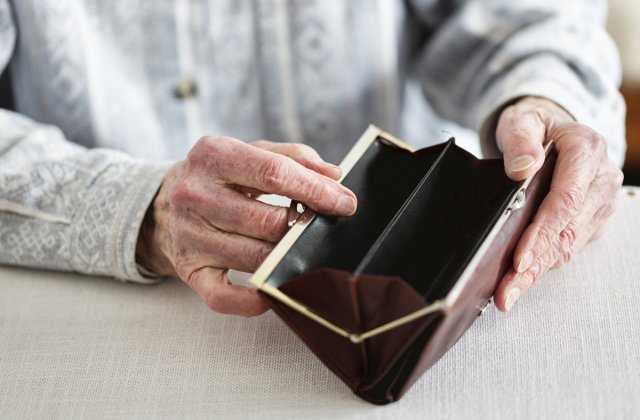 How to Help Your Aging Parents When Money Is Tight